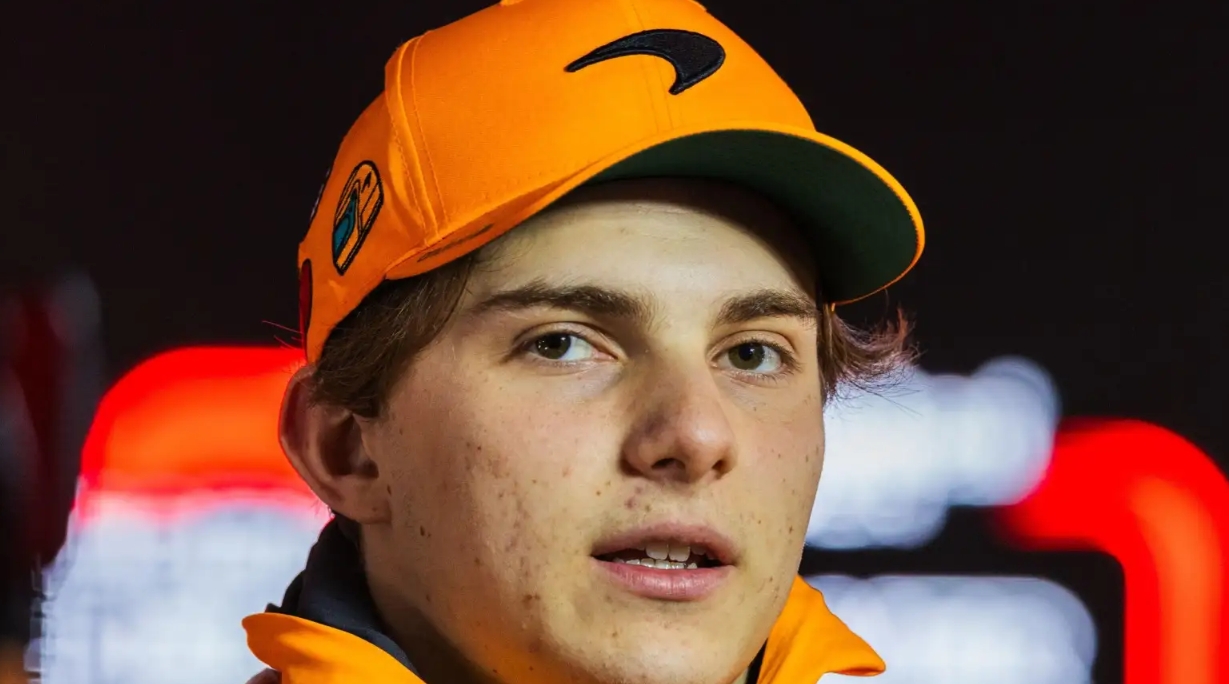 包含哈斯车队险胜红牛二队，皮亚斯特里高光表现的词条