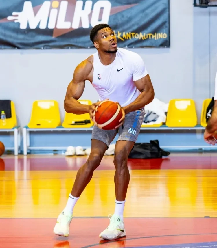 猛龙翻盘青岛队，约基奇点燃赛场