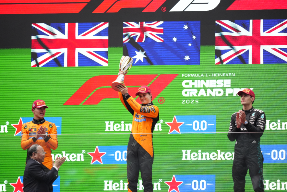 梅赛德斯绝杀阿斯顿马丁，皮亚斯特里统治全场